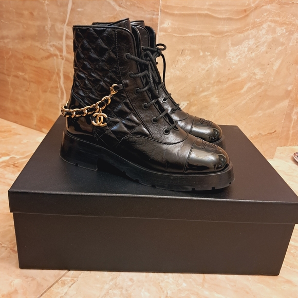 Chanel Boots Women's 38 8 Interlocking CC Logo Combat Boots Calfskin Leather - Picture 2 of 12